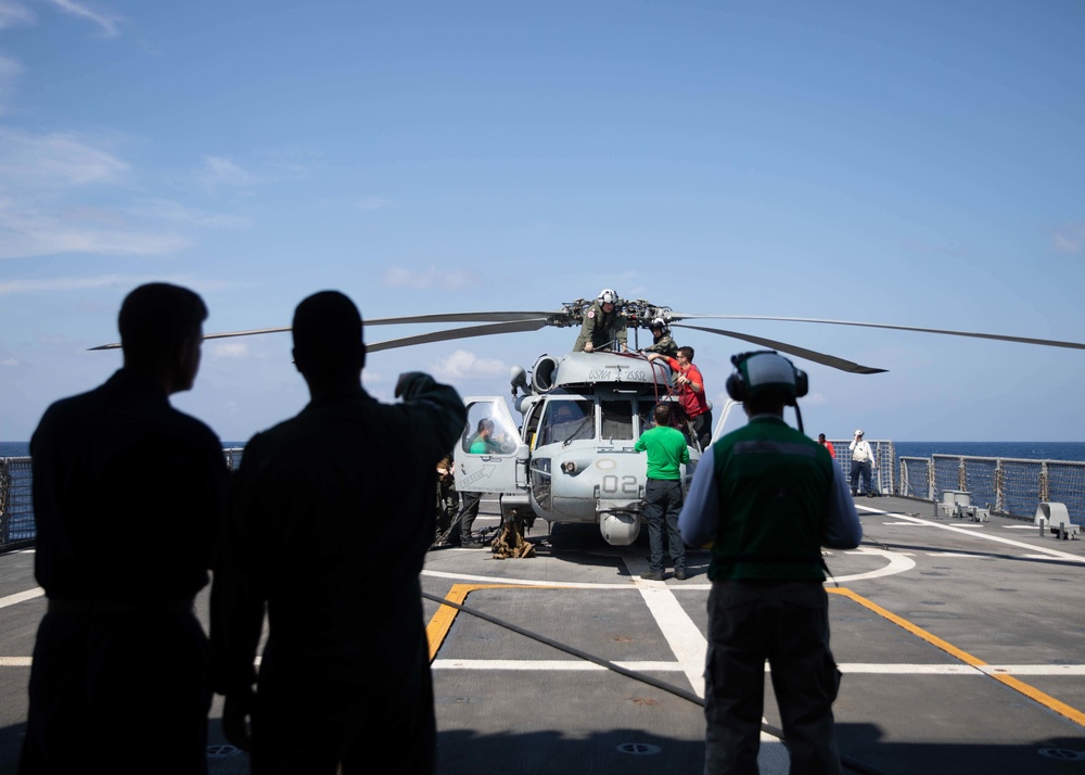HSC 22 Crewmembers Conduct Exercise on Ship