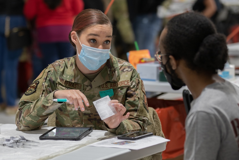U.S. service members aid FEMA at the Greenbelt Metro CVC