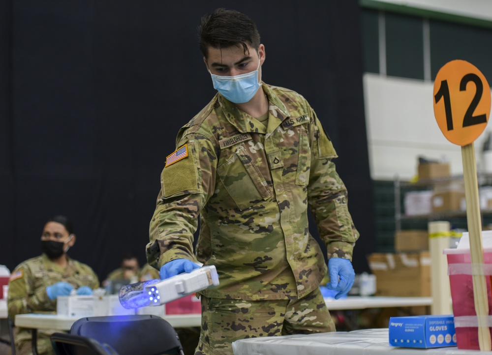 U.S. Army 25th Infantry Division Soldiers Administer Vaccines at Guam Department of Public Health and Social Services COVID-19 Vaccine Clinic
