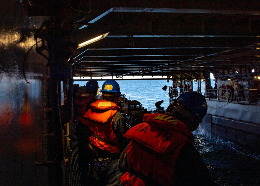 USS Carter Hall Conducts LCU Operations