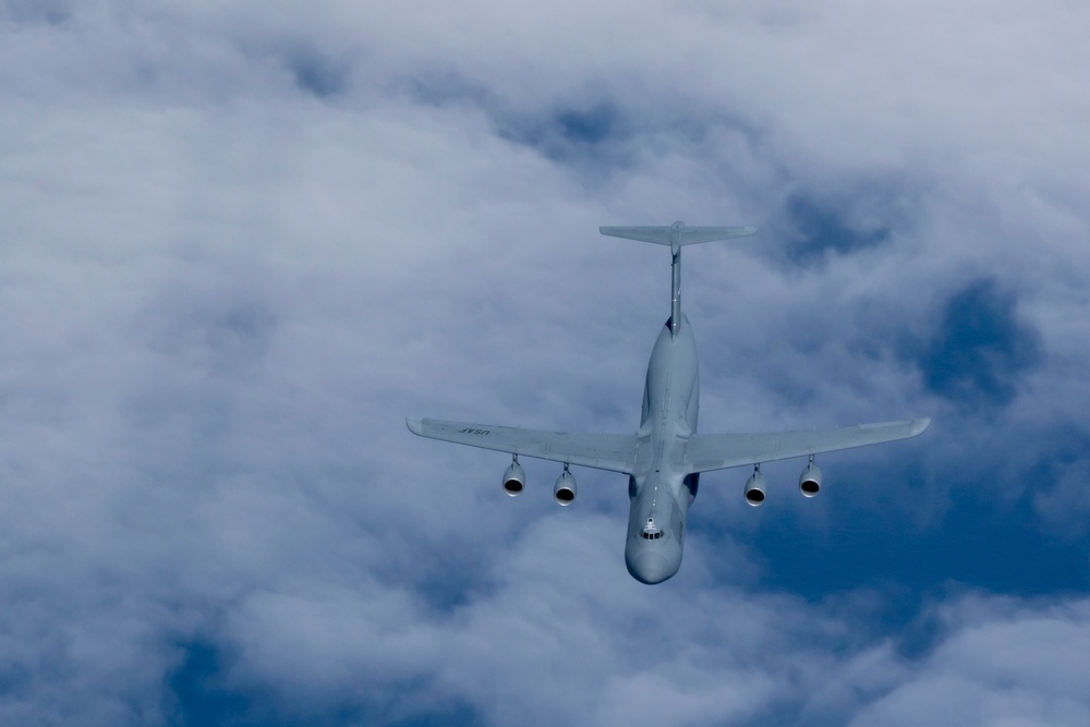 C-5M Super Galaxy refueling