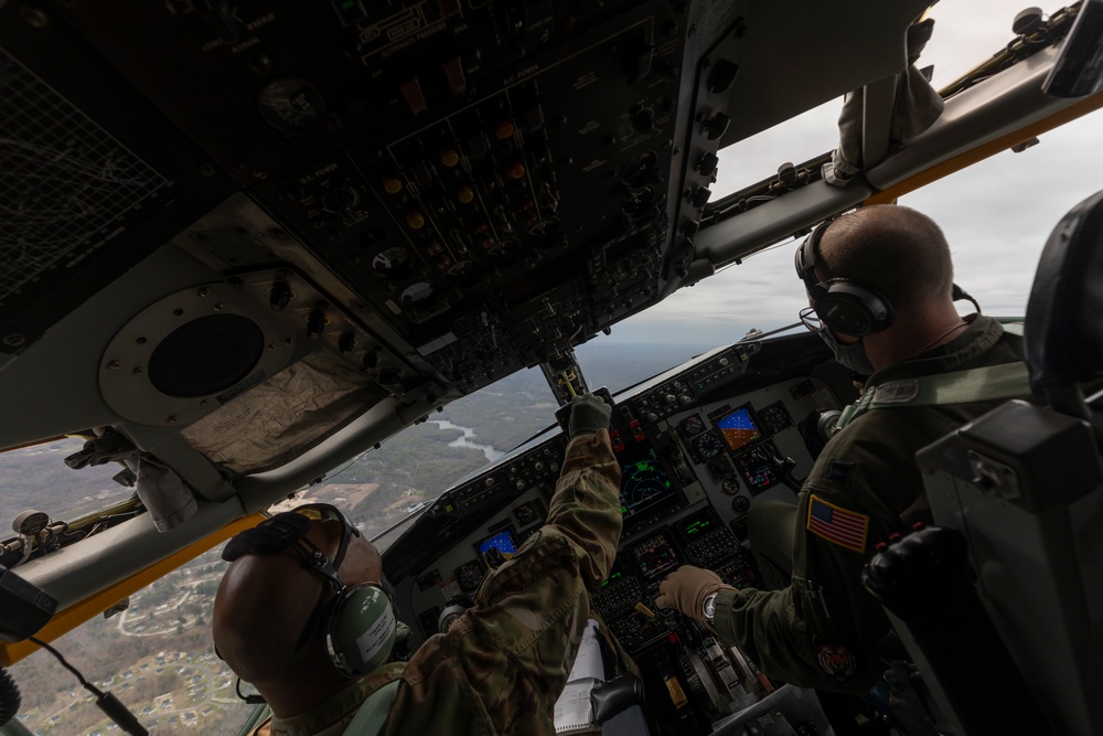 C-5M Super Galaxy refueling