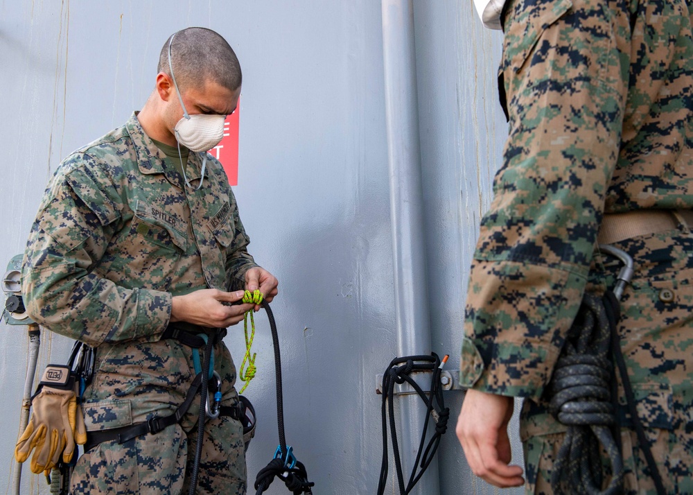 24th MEU Conducts Vertical Medical Evacuation Training Aboard Carter Hall