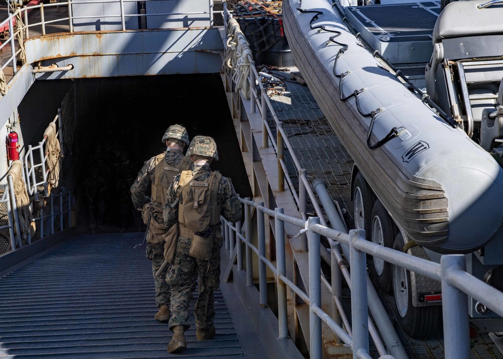 24th MEU Conducts Weapons Training Aboard Carter Hall