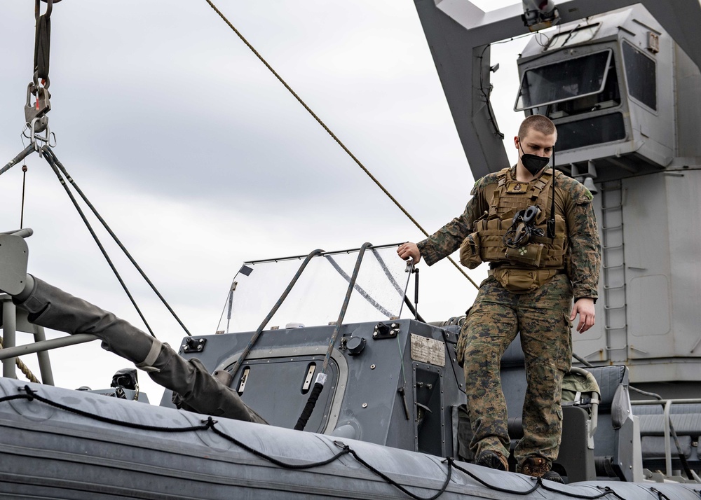 USS Carter Hall and USS San Antonio Conduct VBSS Drill