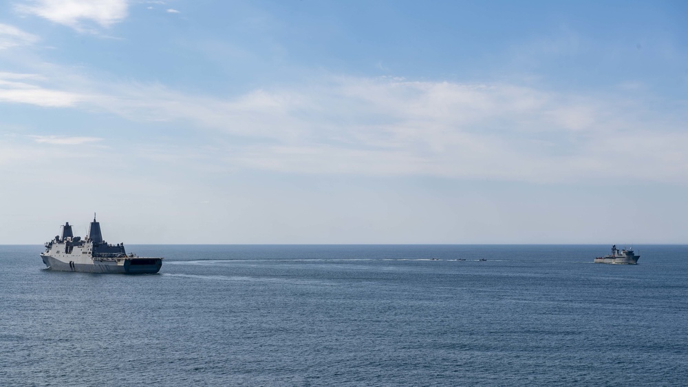 USS Carter Hall and USS San Antonio Conduct VBSS Drill