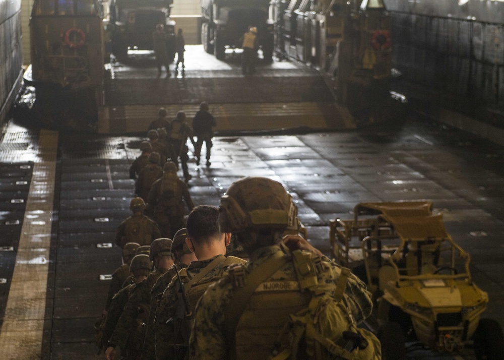 USS Carter Hall Conducts Beach Raid Training with Iwo Jima ARG