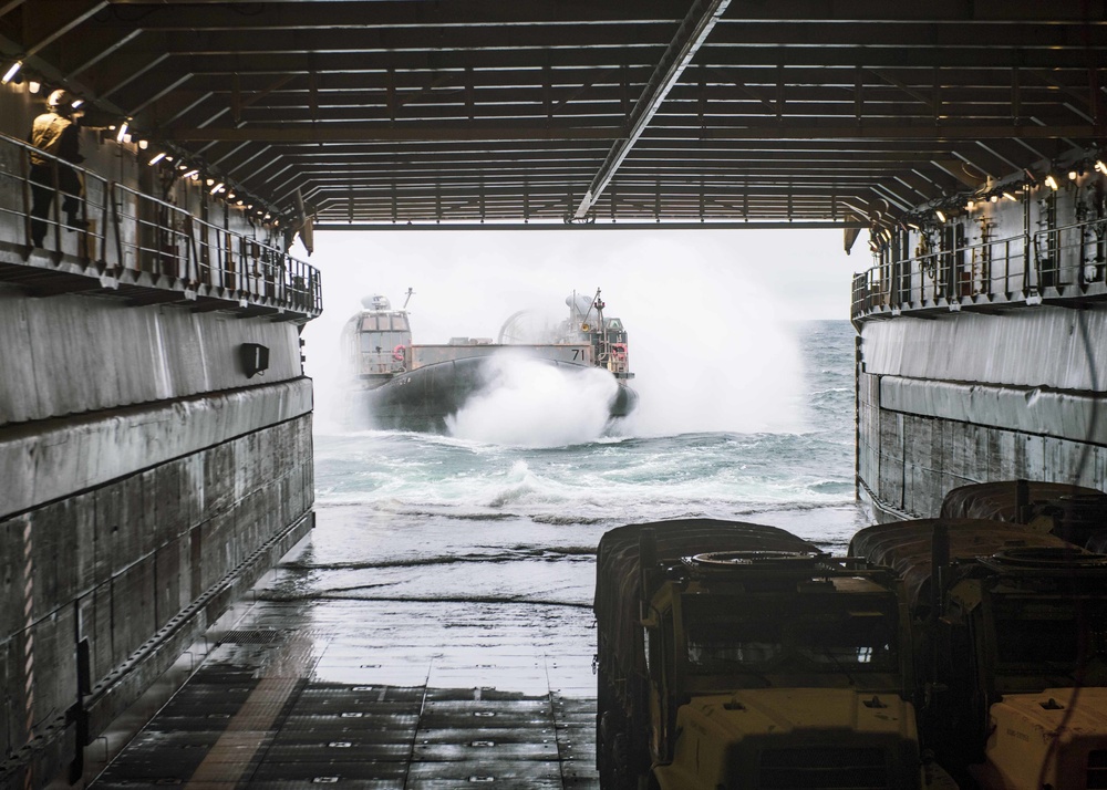USS Carter Hall Conducts Training with Iwo Jima ARG