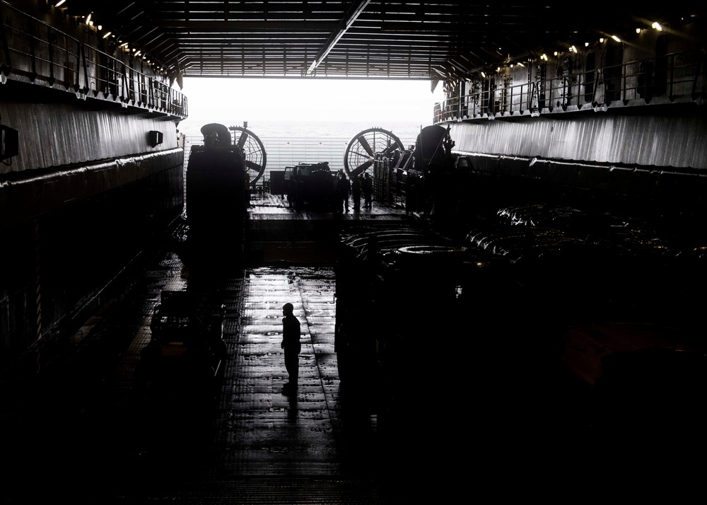 USS Carter Hall Conducts Training with Iwo Jima ARG