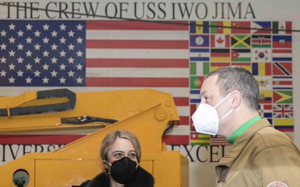 UK Minister of Armed Forces and Chargé d’Affairs welcomed on USS Iwo Jima