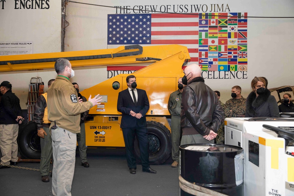 UK Minister of Armed Forces and Chargé d’Affairs welcomed on USS Iwo Jima