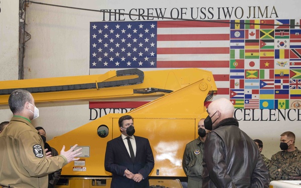 UK Minister of Armed Forces and Chargé d’Affairs welcomed on USS Iwo Jima