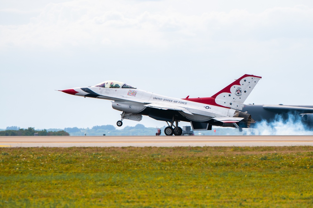 Thunderbirds arrive at Patrick Space Force Base for the Cocoa Beach Air Show