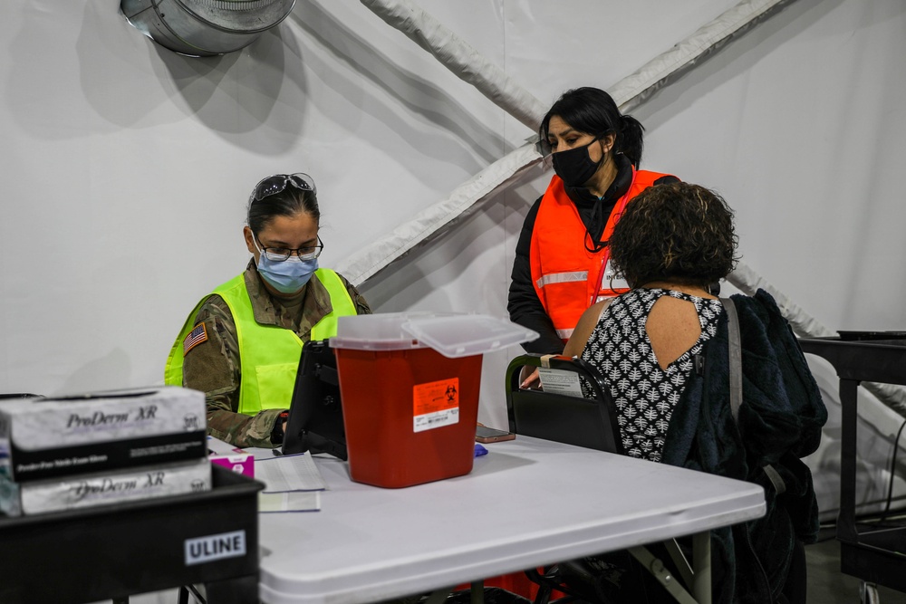 101st Soldiers continue to support FEMA at the United Center COVID-19 Community Vaccination Center, Chicago.