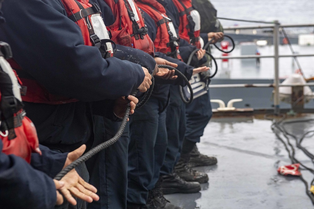 USS Carter Hall Conducts RAS with USNS John Lenthall