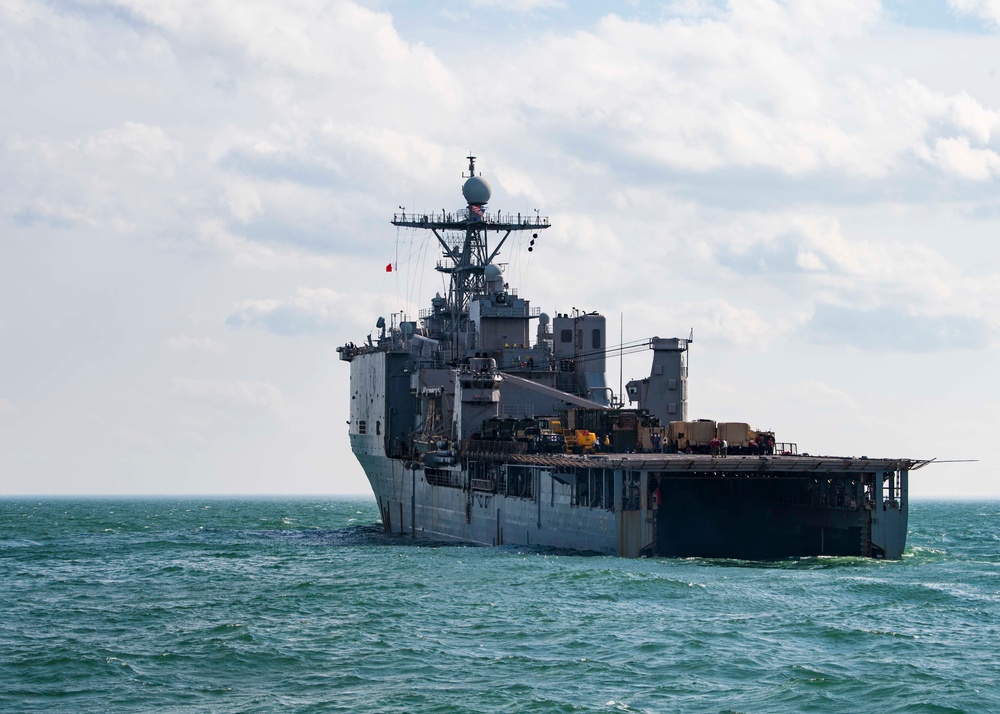 USS Carter Hall Conducts LCU Operations