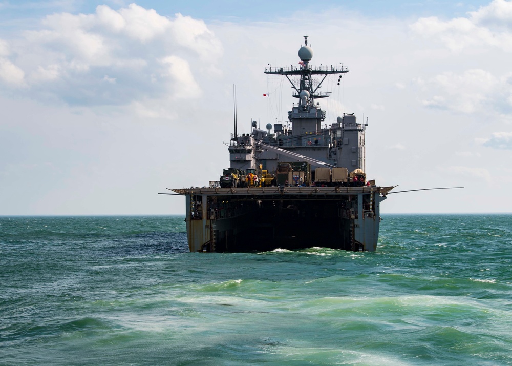 USS Carter Hall Conducts LCU Operations