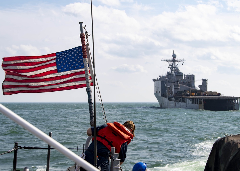 USS Carter Hall Conducts LCU Operations