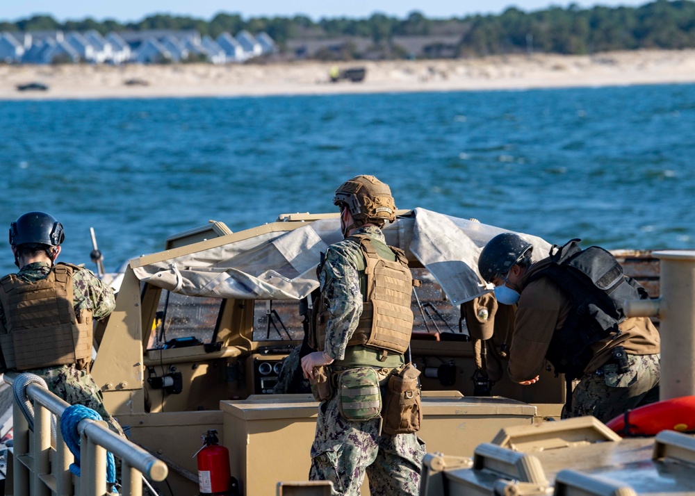 USS Carter Hall Conducts LCU Operations