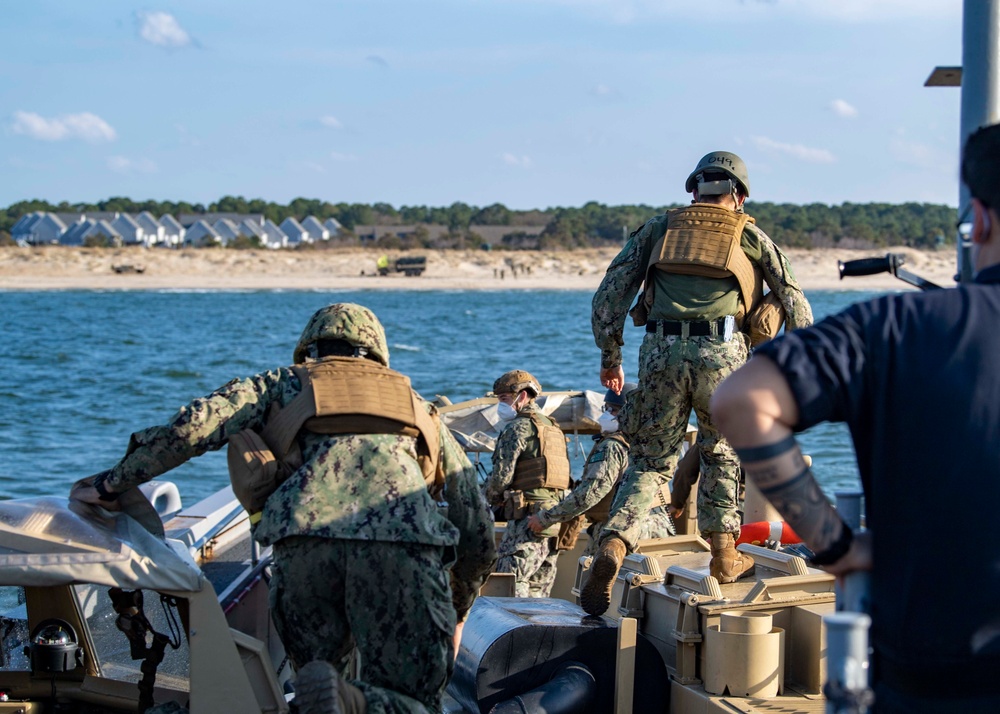 USS Carter Hall Conducts LCU Operations