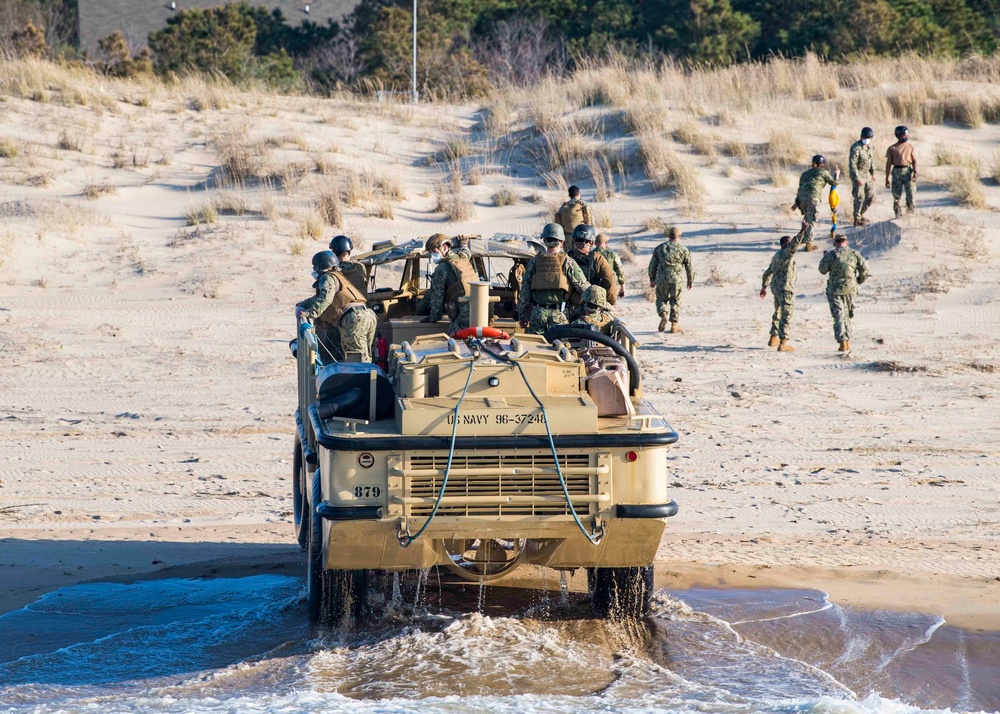 USS Carter Hall Conducts LCU Operations