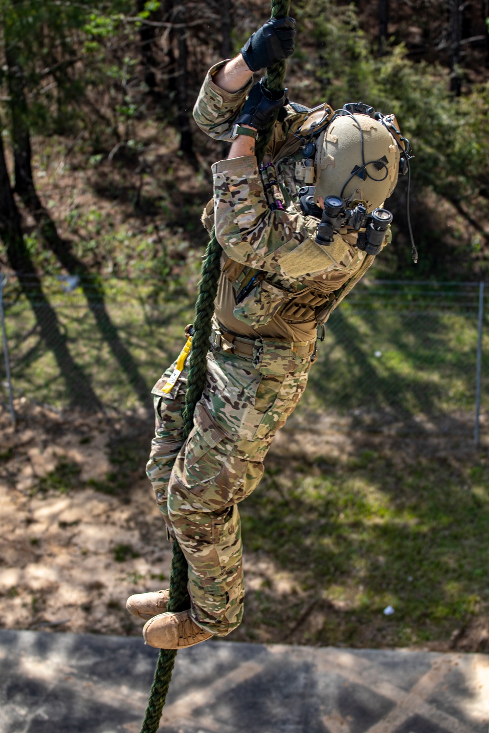 SSTK21 - Soldiers Conduct Fast Rope Training