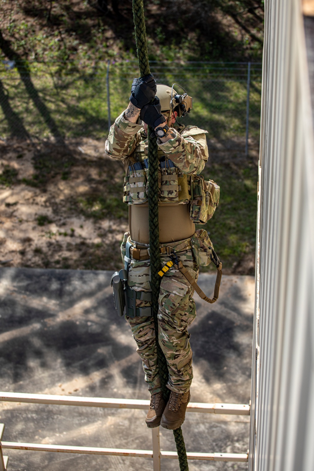 SSTK21 - Soldiers Conduct Fast Rope Training