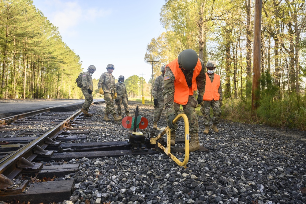 Marine instructors teach U.S. Soldiers railway operation