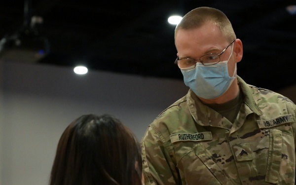Maj. Gen. Neely Visits Service Members Working Vaccination Site at Illinois State University