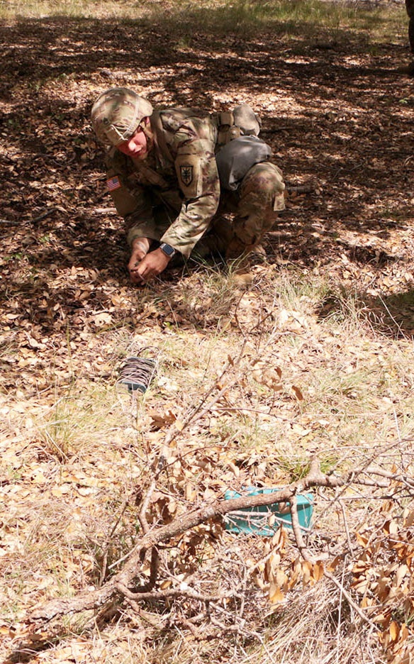 Setting a Claymore Mine