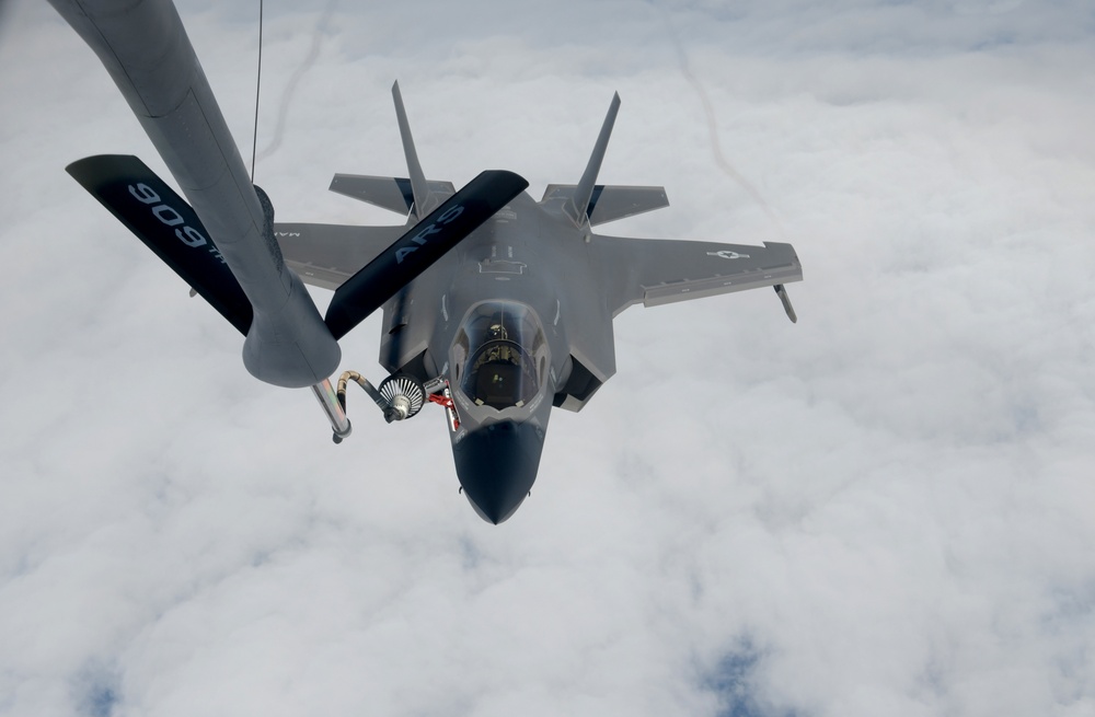 F-35B Lightning II refuels with KC-135 Stratotanker