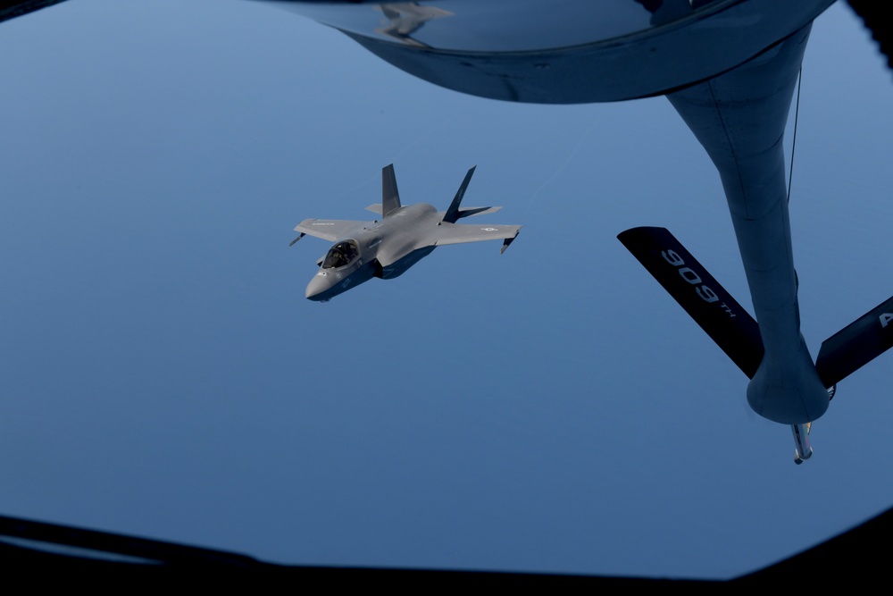 F-35B Lightning II refuels with KC-135 Stratotanker