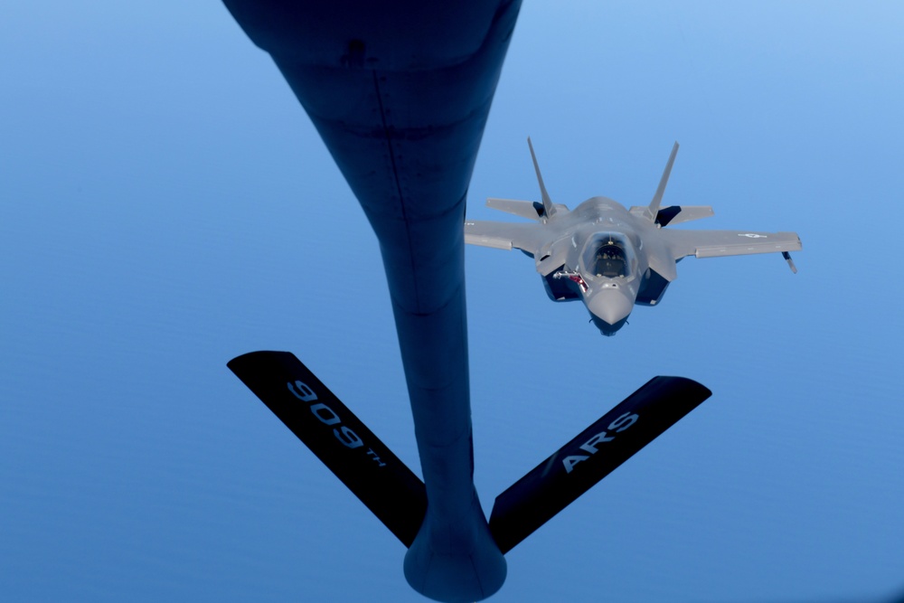 F-35B Lightning II refuels with KC-135 Stratotanker