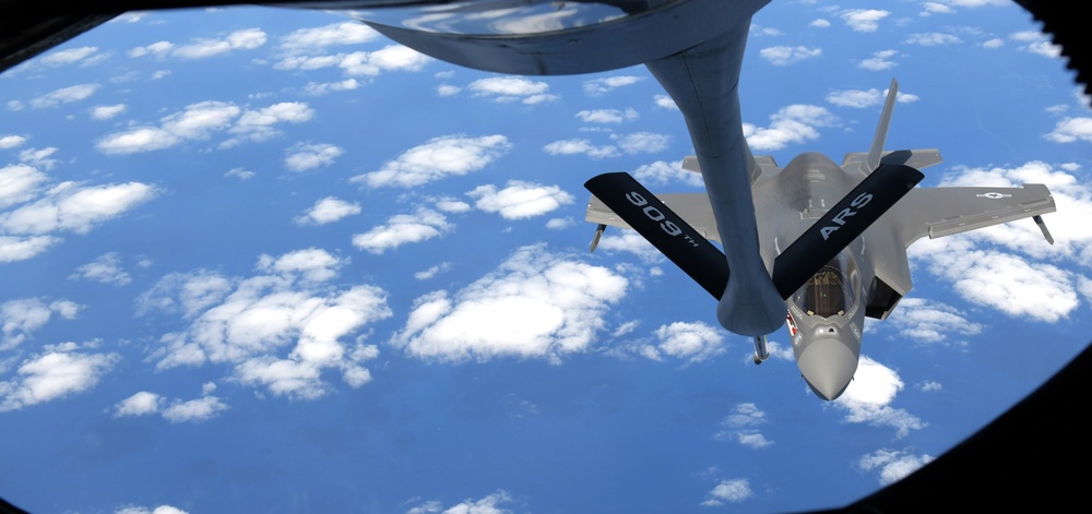 F-35B Lightning II refuels with KC-135 Stratotanker