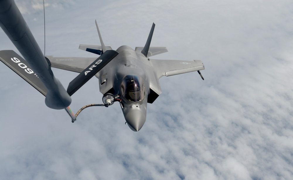 F-35B Lightning II refuels with KC-135 Stratotanker