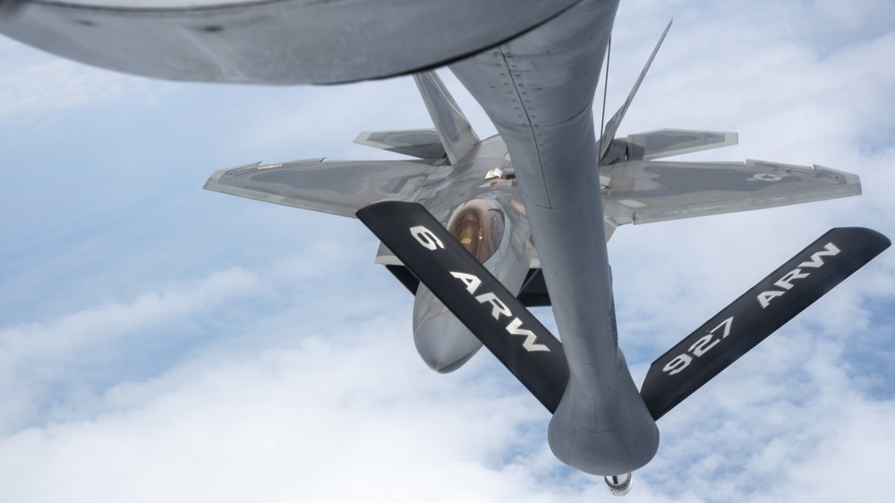 50th ARS refuels F-22 Demo Team commander