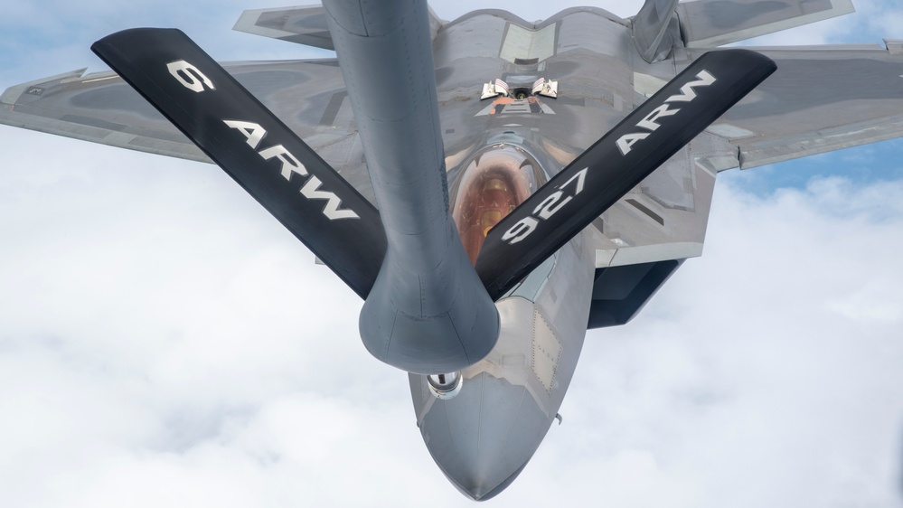 50th ARS refuels F-22 Demo Team commander