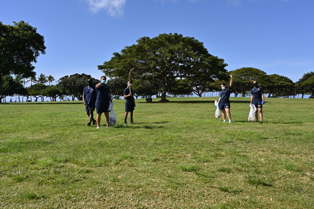 NAVSUP FLC Pearl Harbor Cleans Up for Earth Day