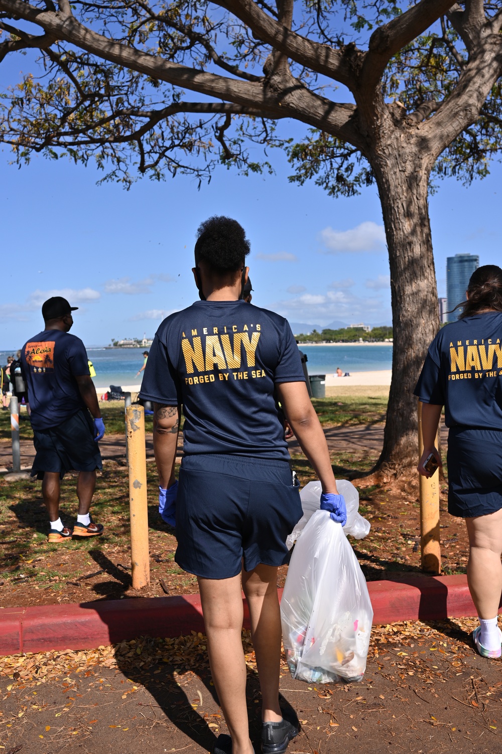 NAVSUP FLC Pearl Harbor Cleans Up for Earth Day