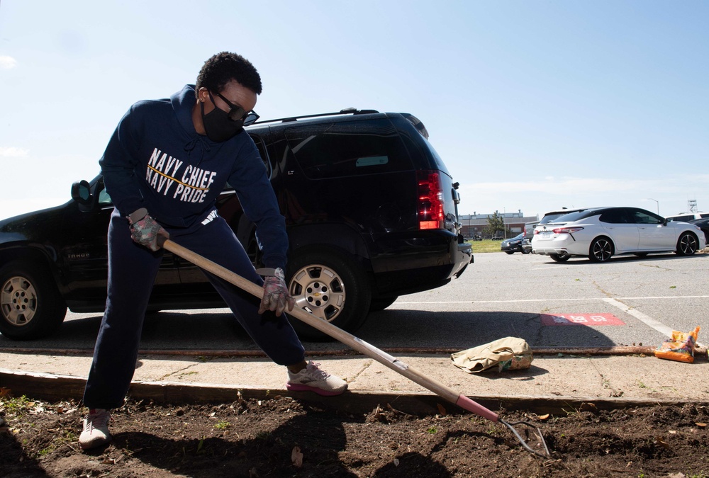 NPASE East Sailors cleanup command for Earth Day