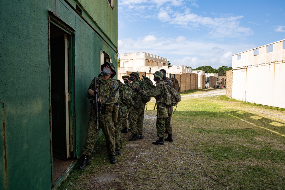 U.S. Marines, Japanese soldiers build better tactics together