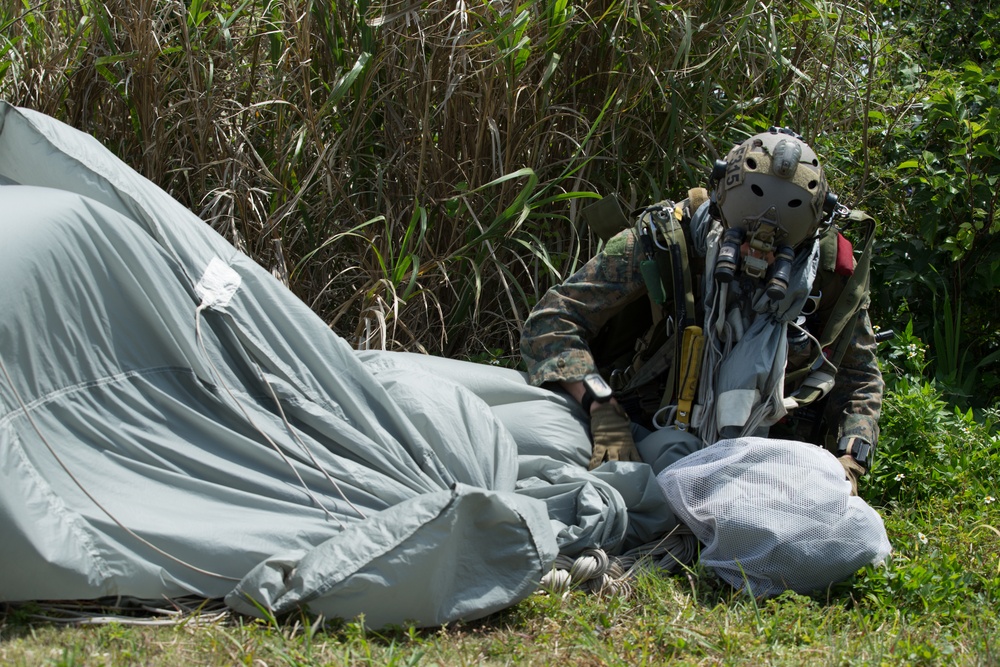 Marines with the MRF Conduct Para Operations on Ie Shima