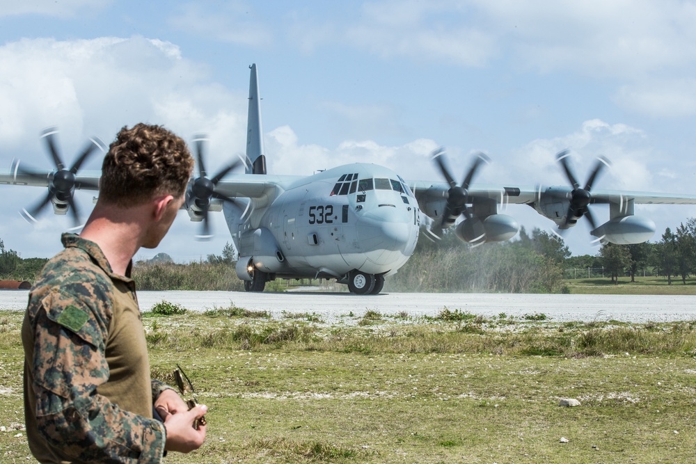 Marines with the MRF Conduct Para Operations on Ie Shima