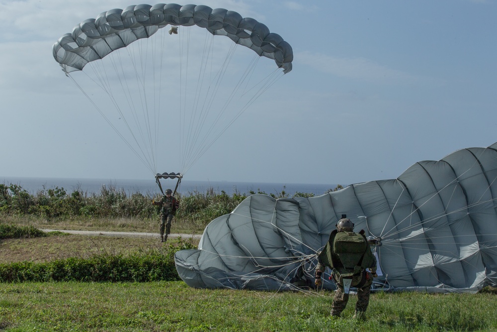 Marines with the MRF Conduct Para Operations on Ie Shima