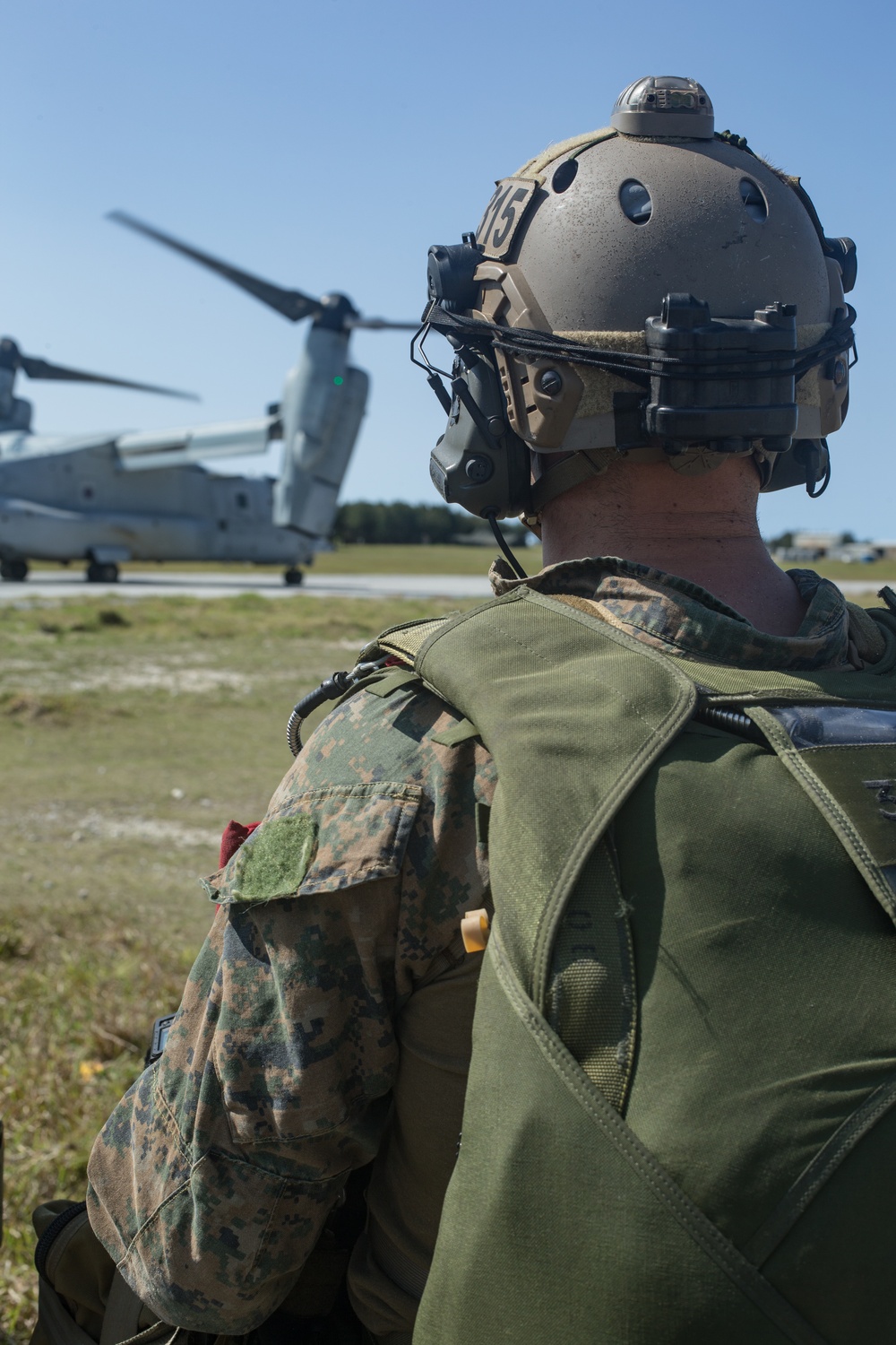 Marines with the MRF Conduct Para Operations on Ie Shima