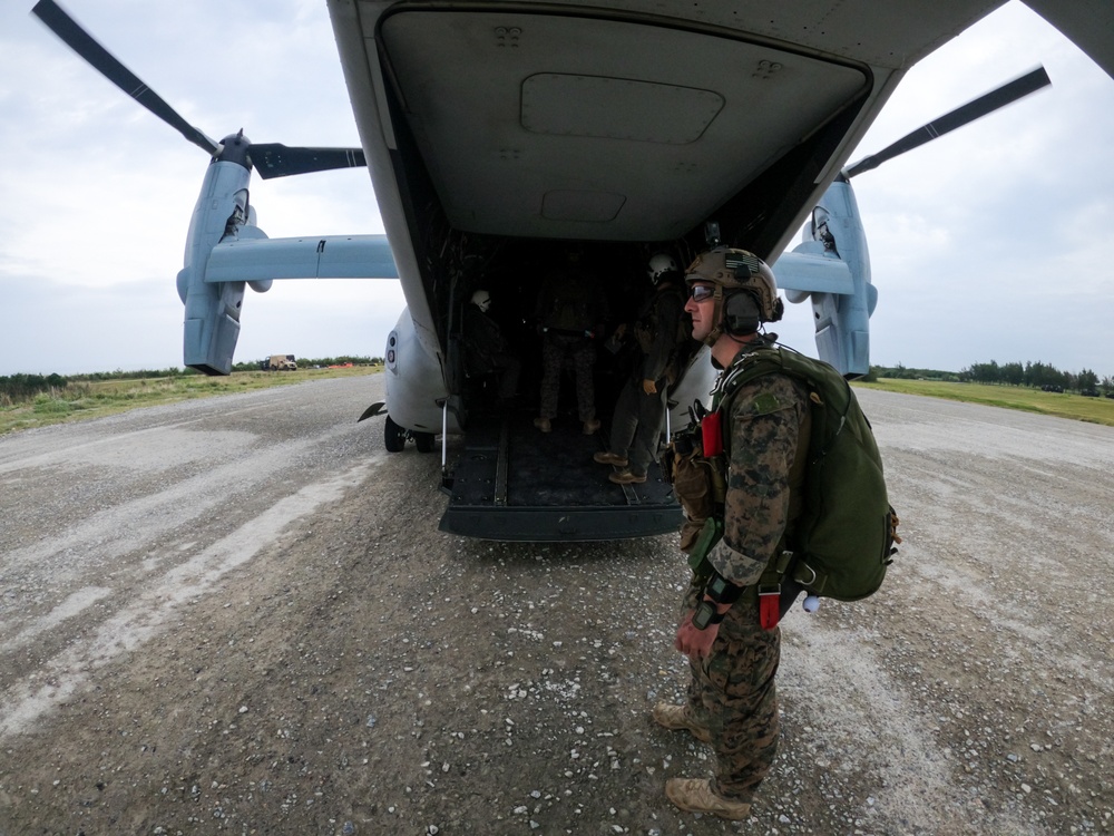 Marines with the MRF Conduct Para Operations on Ie Shima