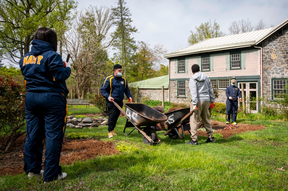 Sailors celebrate Earth Day by participating in community service