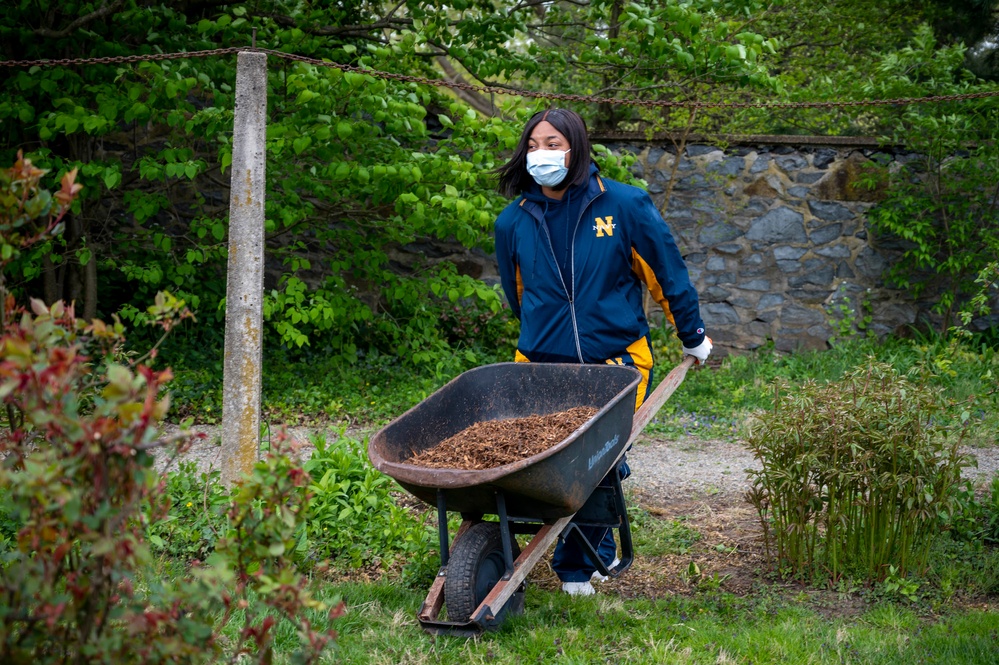 Sailors celebrate Earth Day by participating in community service