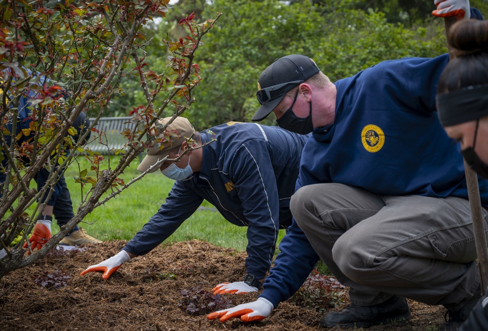 Sailors celebrate Earth Day by participating in community service