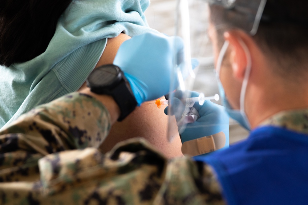 US Sailors vaccinate patients at Oregon CVC